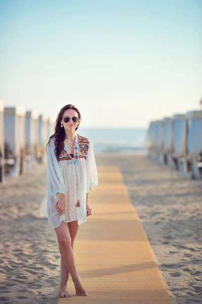 Young Beautiful Woman Shallow Tropical Water — Stock Photo, Image