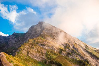 Sıcak akşam ışık dağlarında görünümünü