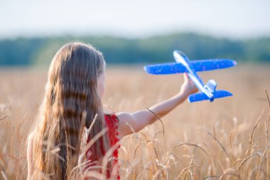 Sarışın güzel kız vardır mutlu eğlenceli neşeli yüzü, kırmızı elbise gülümseyen