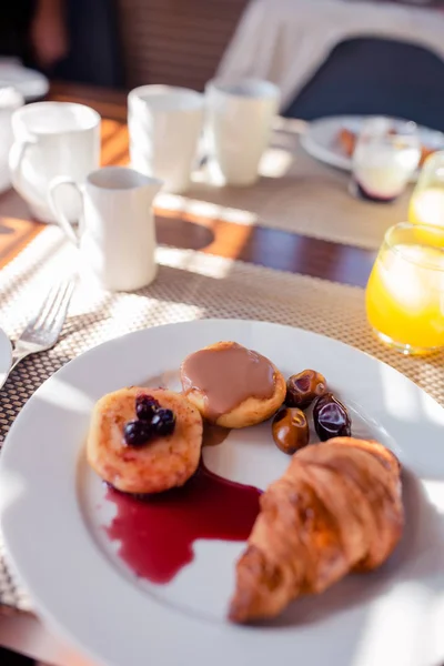 Desayuno fresco y delicado en la cafetería al aire libre de la ciudad europea —  Fotos de Stock