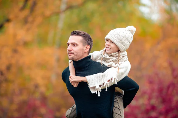 Familia de papá y niño en el hermoso día de otoño en el parque —  Fotos de Stock