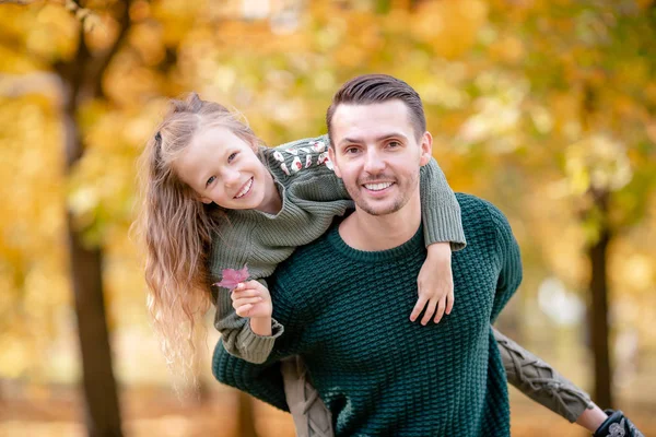 Família de pai e criança no belo dia de outono no parque — Fotografia de Stock