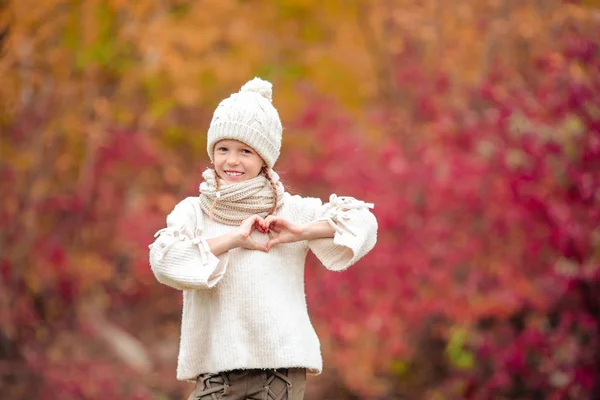 Adorable niña en hermoso día de otoño al aire libre —  Fotos de Stock