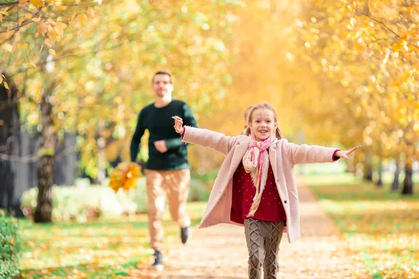 Family of dad and kid on beautiful autumn day in the park — Stock Photo, Image