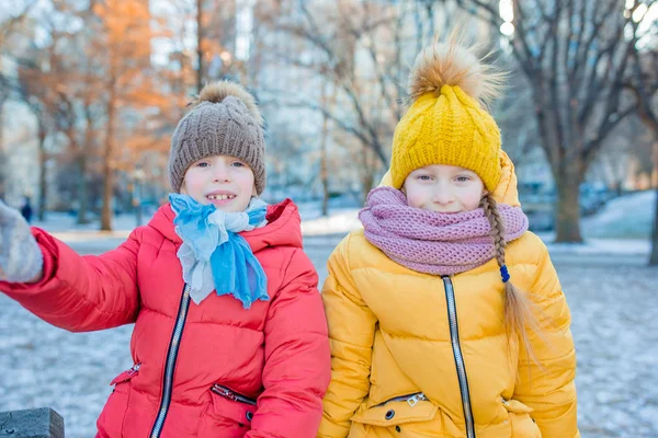 Adorabili bambine si divertono a Central Park a New York — Foto Stock