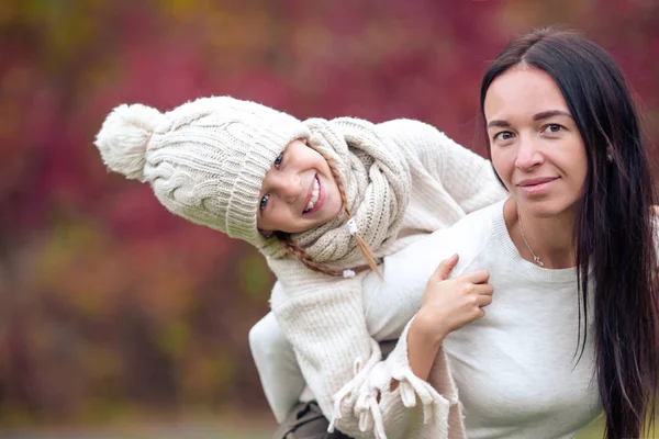 Mała dziewczynka z mamą na zewnątrz w parku w jesienny dzień — Zdjęcie stockowe