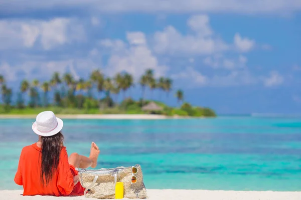 Jovem mulher bonita se divertindo na costa tropical. — Fotografia de Stock