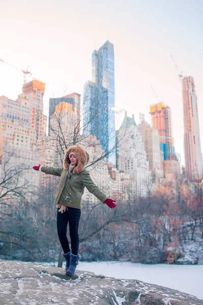 Söt flicka i Central Park i New York City — Stockfoto