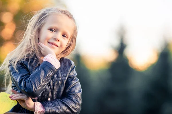 Retrato de adorável menina ao ar livre no belo dia de outono — Fotografia de Stock