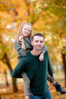Baba ve çocuğun ailesi Parkta güzel bir sonbahar günü