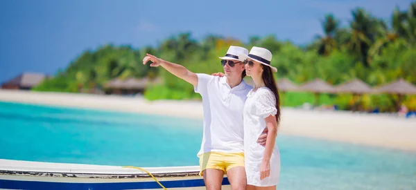 Młoda para zadowolony na białej plaży w wakacje — Zdjęcie stockowe