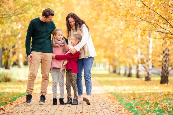 Porträt einer glücklichen vierköpfigen Familie an einem Herbsttag — Stockfoto