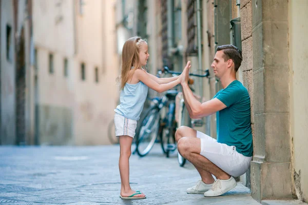 Happy father and little adorable girl in Rome during summer italian vacation — Stock Photo, Image