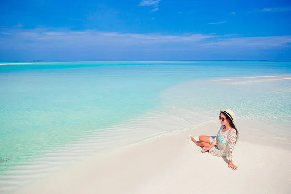 Mujer joven disfrutar de vacaciones en la playa tropical —  Fotos de Stock