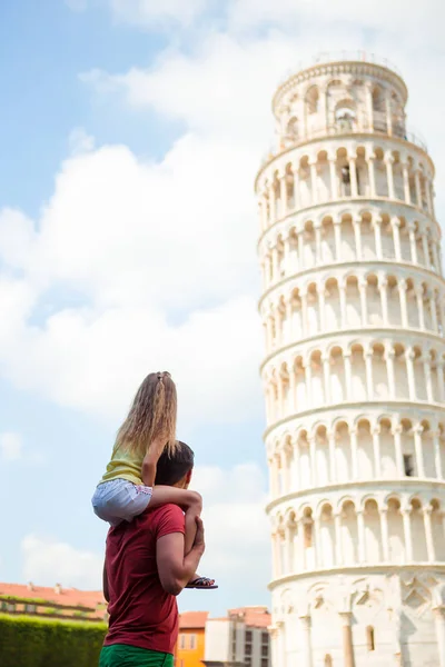 Pisa - viajar a lugares famosos de Europa, retrato familiar en el fondo la Torre Inclinada en Pisa, Italia —  Fotos de Stock