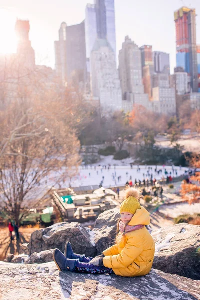 Adorabile bambina con vista sulla pista di pattinaggio a Central Park a New York — Foto Stock