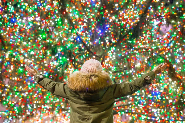 Chica feliz en el fondo del árbol de Navidad Rockefeller en Nueva York —  Fotos de Stock