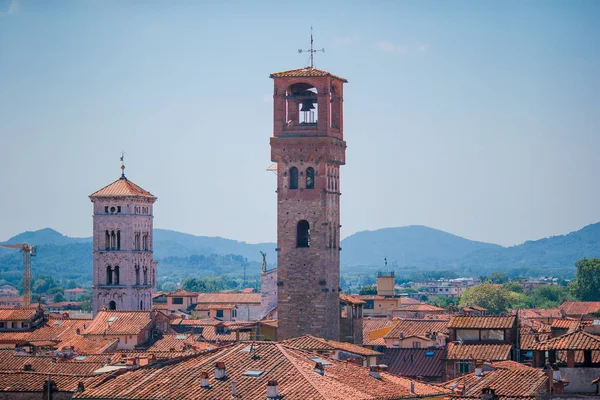 Vista aérea do edifício antigo com telhados vermelhos em Lucca — Fotografia de Stock