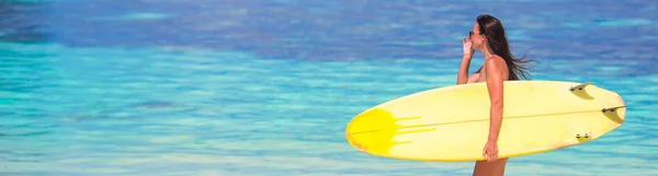 Фитнес-серфингистка во время летних каникул — стоковое фото