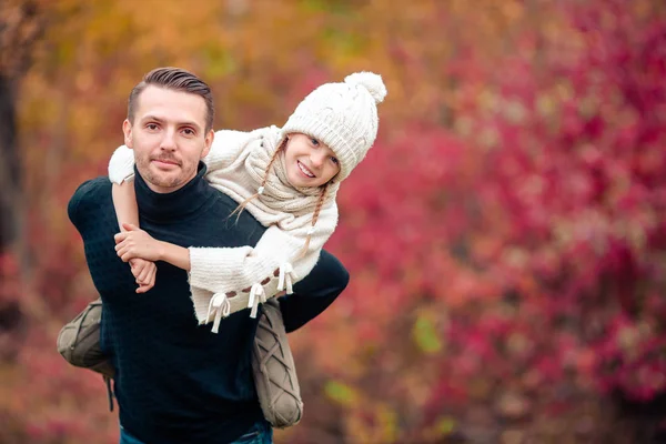 Family of dad and kid on beautiful autumn day in the park — Stock Photo, Image