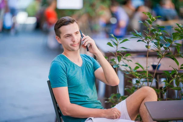 백인 소년 야외 거리에서 핸드폰을 들고 있다. 모바일 스마트폰 사용 하는 사람. — 스톡 사진