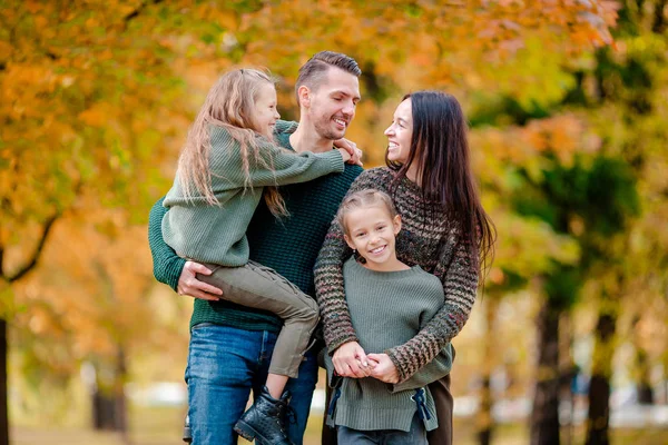 Портрет счастливой семьи из четырех человек осенью — стоковое фото