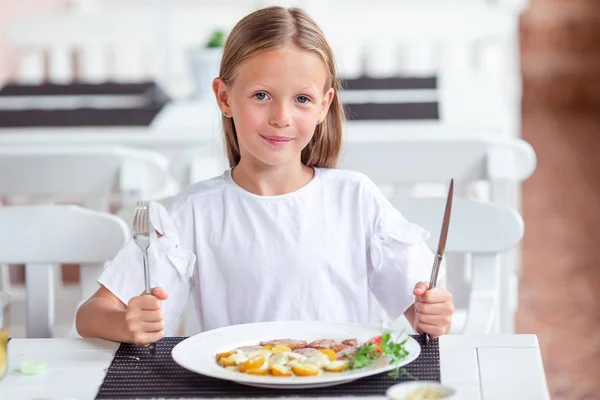 Adorable niña cenando en la cafetería al aire libre — Foto de Stock