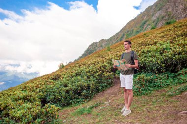 Mutlu genç adam sis arka planda dağlarda