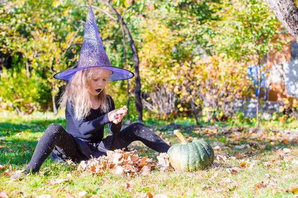 Bruxinha feliz divirta-se ao ar livre no Halloween. Doce ou travessura . — Fotografia de Stock