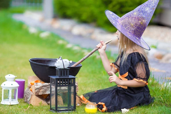 Šťastný malá čarodějnice bavit venku na Halloween. Pořád to samý. — Stock fotografie