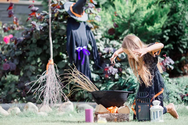 Šťastná dívka v halloween kostýmu Jacka pumpkin.trick nebo dárek — Stock fotografie