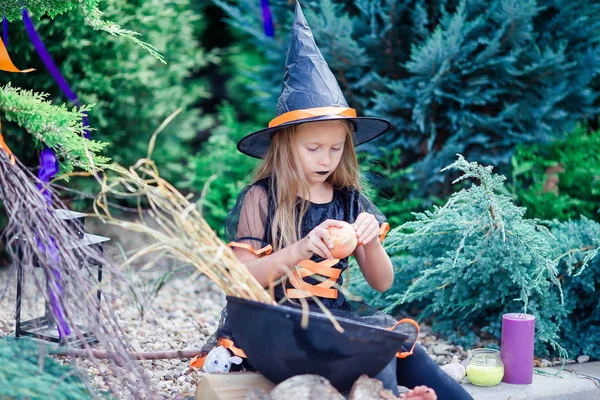 快乐的女孩，在万圣节服装与杰克 pumpkin.trick 或热情的款待 — 图库照片