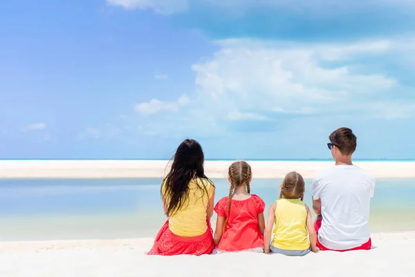 Ebeveynler ve çocuklar plaj tatil. Ailesinin arkadan görünüm — Stok fotoğraf