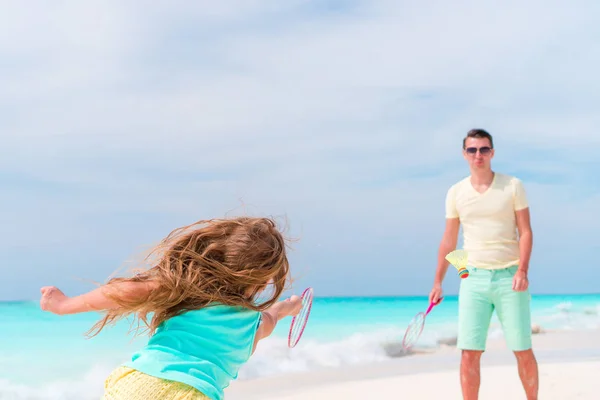 어린 소녀 흰색 열 대 해변에서 아버지와 테니스 — 스톡 사진