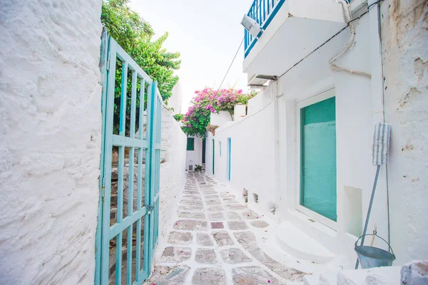 Traditional greek village. Streets and white houses — Stock Photo, Image