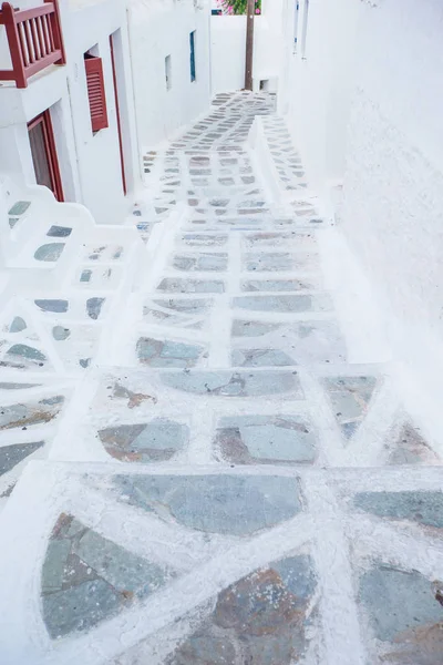 Traditionell grekisk by. Gator och vita hus — Stockfoto