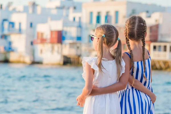 Чарівні маленьких дівчаток у відпустку на Міконос, Греція. — стокове фото