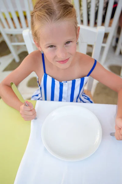 Очаровательная Девочка Завтракает Ресторане — стоковое фото