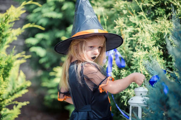 Šťastná dívka v halloween kostýmu Jacka pumpkin.trick nebo dárek — Stock fotografie