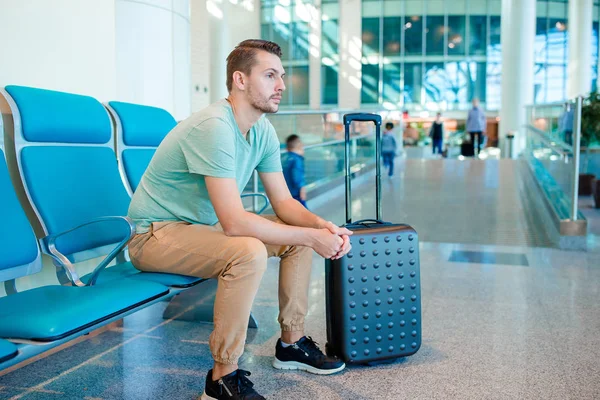 Joven en un salón del aeropuerto esperando aviones de vuelo . —  Fotos de Stock