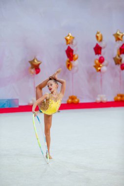Halıda performansı olan küçük, güzel, aktif bir jimnastikçi kız.