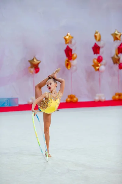 Красива маленька активна дівчинка-гімнастка з її виступом на килимі — стокове фото