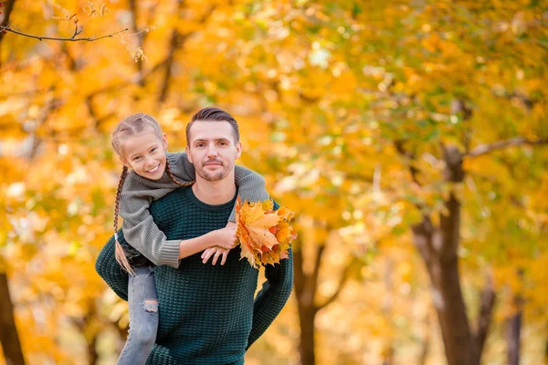 Familie mit Vater und Kind an schönem Herbsttag im Park — Stockfoto