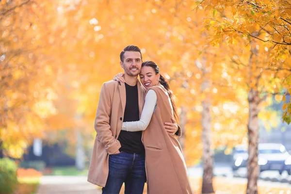 Familia feliz caminando en el parque de otoño en el soleado día de otoño —  Fotos de Stock