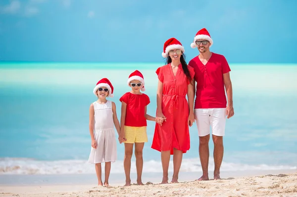 Glad familj med två barn i Santa Hatt på sommarsemester — Stockfoto