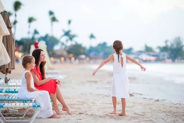 Piękne matki i jej adorable little córki na plaży — Zdjęcie stockowe