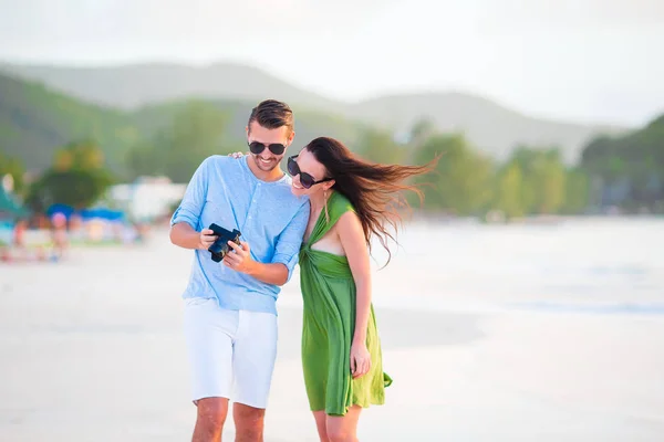 Jong (echt) paar op strandvakantie camera kijken — Stockfoto
