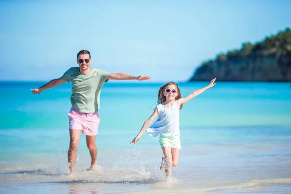 热带海滩上的家人一起漫步在加勒比海的安提瓜岛, 在热带卡莱尔湾海滩上有白色的沙子和碧绿的海水. — 图库照片