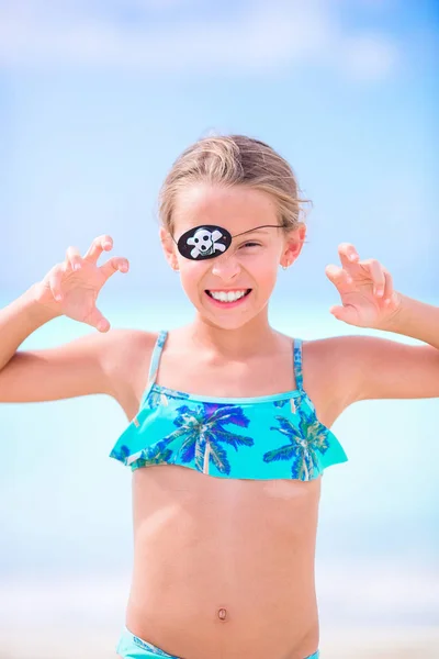 Schöne kleine Mädchen am Strand Spaß haben. glückliches Mädchen genießen Sommerurlaub Hintergrund der blaue Himmel und türkisfarbenes Wasser im Meer auf Karibik-Insel — Stockfoto