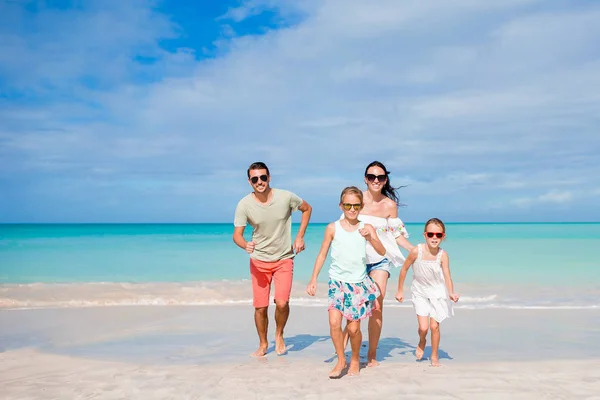 Familia joven de vacaciones en la playa caribeña — Foto de Stock